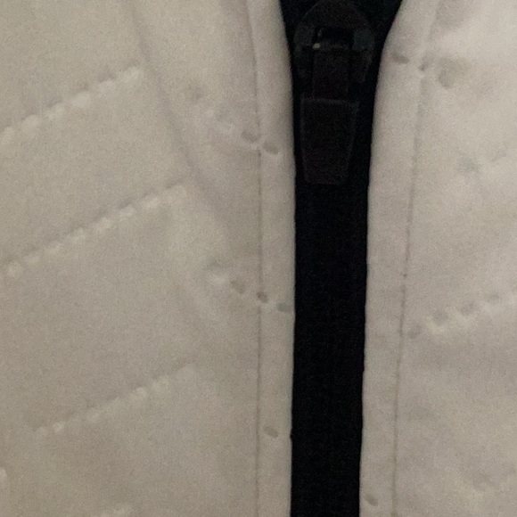 NWT Under Armour White and Black Vest Cold Gear Reactor front zipper & pockets - Picture 7 of 16
